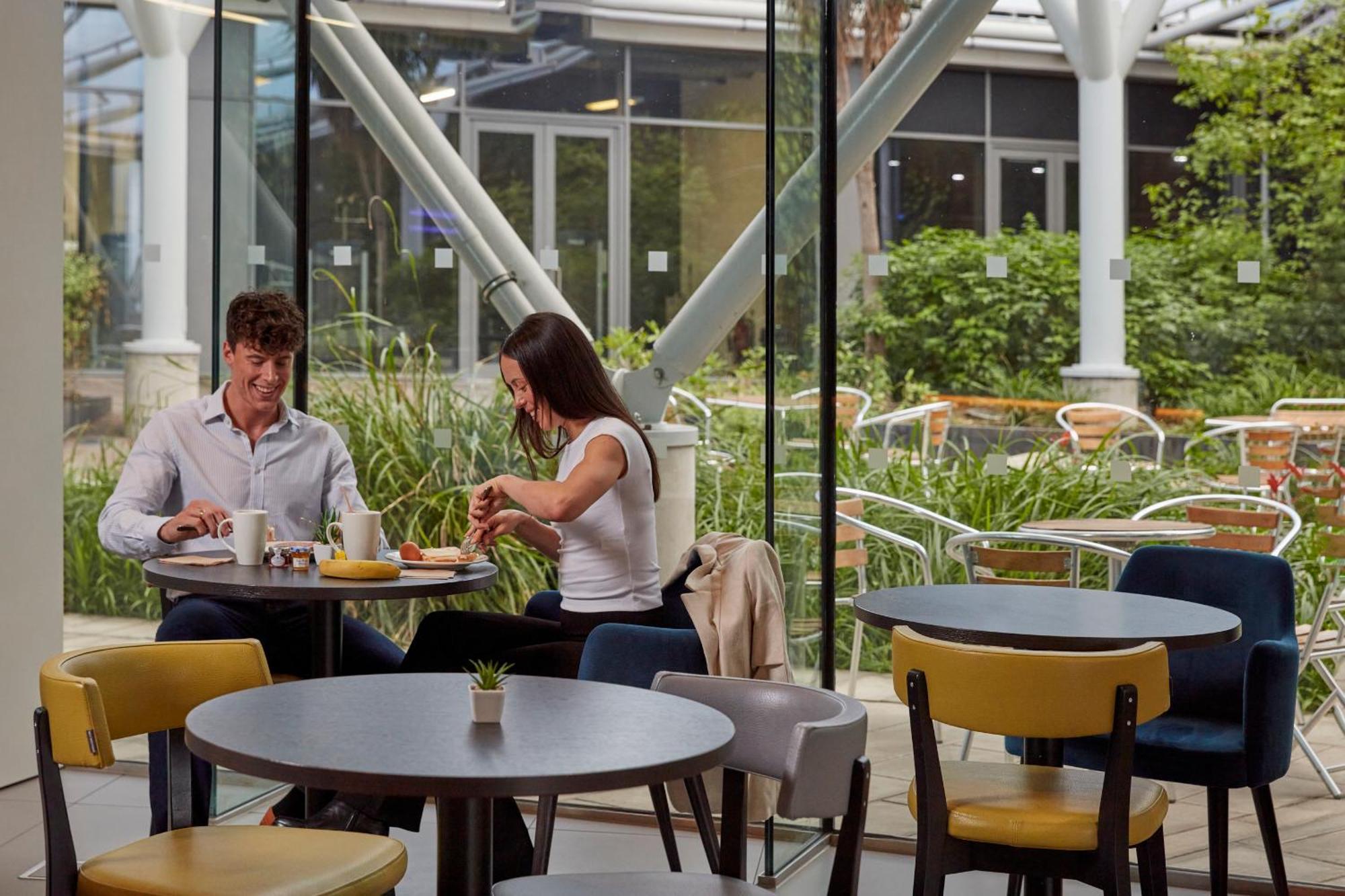 Aparthotel Adagio London Брентфорд Экстерьер фото
